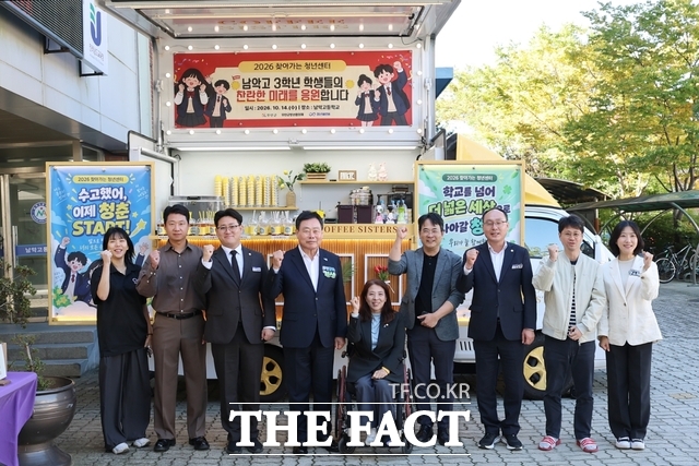 김산 무안군수를 비롯한 전남광주시 무안군 관계자들이 지역 고등학교를 방문해 '합격기운 배달OM(옴)' 행사를 진행했다. /무안군