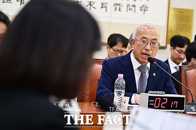 조원철 법제처장이 15일 오전 서울 여의도 국회 법제사법위원회에서 열린 법제처에 대한 국정감사에 출석해 질의에 답변을 하고 있다. /국회=배정한 기자