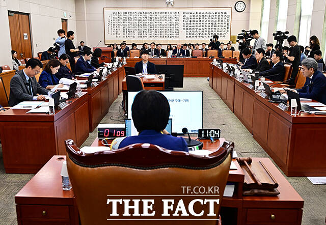 조원철 법제처장이 15일 오전 서울 여의도 국회 법제사법위원회에서 열린 법제처에 대한 국정감사에 출석해 질의에 답변을 하고 있다. /국회=배정한 기자