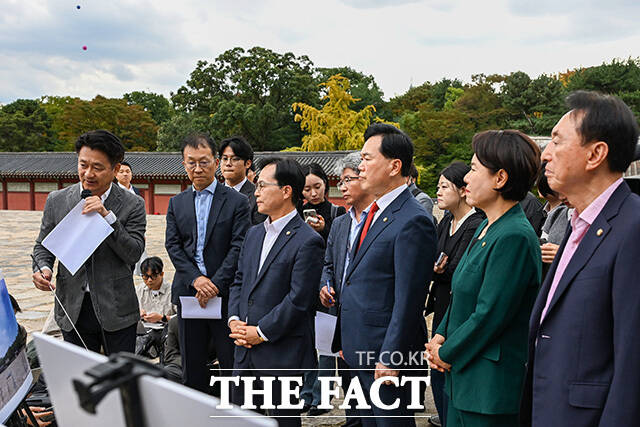 윤용근 의원, 김승수 의원, 조은희 간사, 김석기 의원이 설명을 듣고 있다.