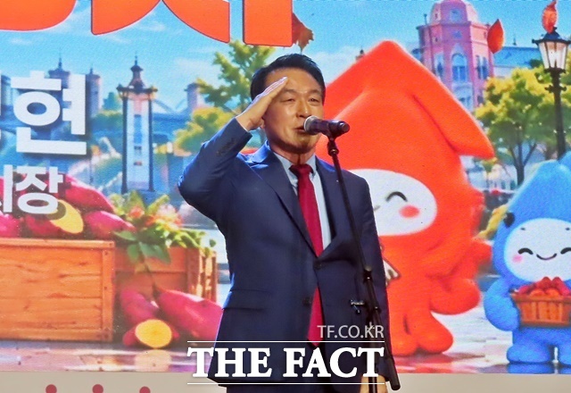 백성현 논산시장이 15일 환영사를 하면서 육군병장 구호를 외치면서 거수 경례를 하고 있다. /김형중 기자