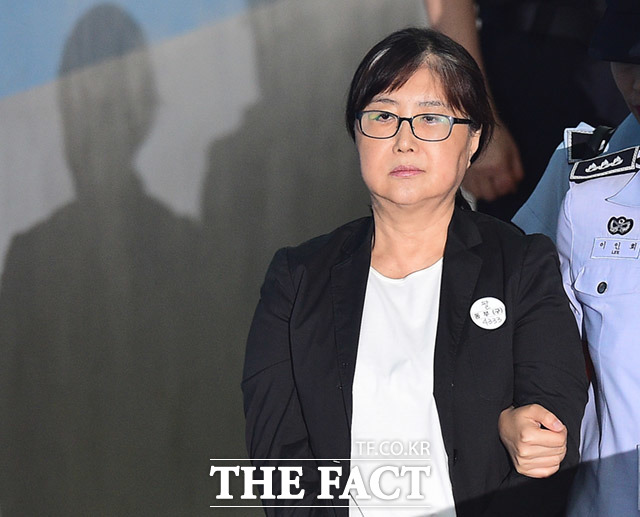 박근혜 정부 국정농단 사건의 핵심 인물 최서원(개명 전 최순실)씨가 구치소가 대신 낸 병원비 약 3900만원을 갚지 않아도 된다는 1심 판단이 나왔다./더팩트DB
