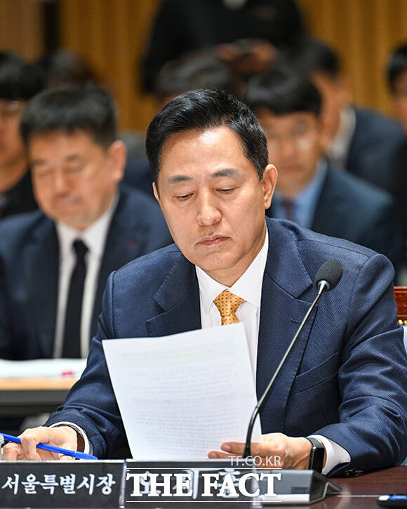 오세훈 서울시장이 선서를 하고 있다.