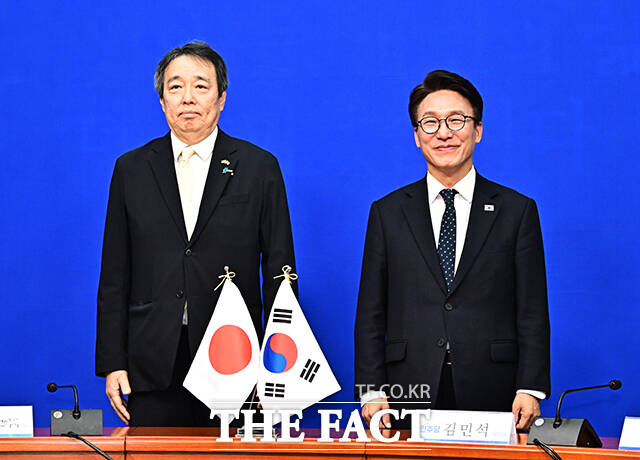 김민석 더불어민주당 대표가 15일 오전 서울 여의도 국회에서 미즈시마 고이치 주한일본대사(왼쪽)를 접견하며 기념사진 촬영을 하고 있다. /국회=배정한 기자
