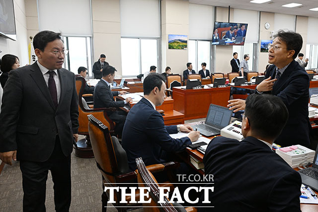 발언을 마치자 퇴장하는 김형동 국민의힘 의원(왼쪽).