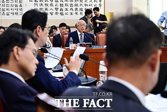 조원철 법제처장이 15일 오전 서울 여의도 국회 법제사법위원회에서 열린 법제처에 대한 국정감사에 출석해 질의에 답변을 하고 있다. /국회=배정한 기자