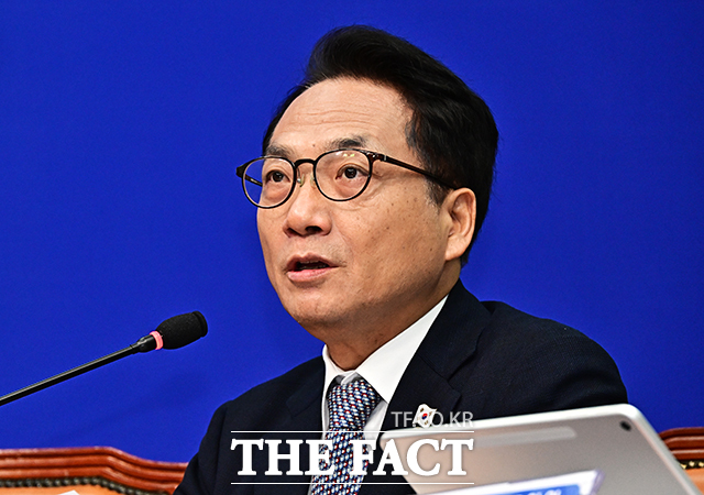 [더팩트 | 국회=배정한 기자] 박선원 더불어민주당 최고위원이 31일 오전 서울 여의도 국회에서 열린 최고위원회의에 참석해 모두발언을 하고 있다.