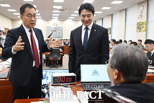 대화 나누는 국회 과방위 최형두 야당 간사와 한준호 여당 간사, 송기헌 위원장(왼쪽부터).