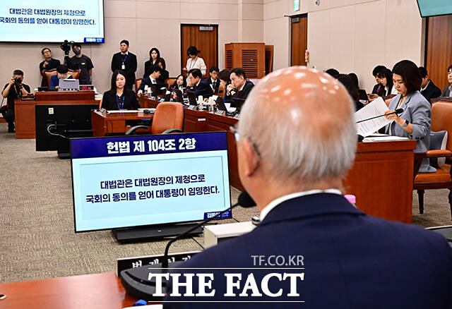 조원철 법제처장이 15일 오전 서울 여의도 국회 법제사법위원회에서 열린 법제처에 대한 국정감사에 출석해 질의에 답변을 하고 있다. /국회=배정한 기자