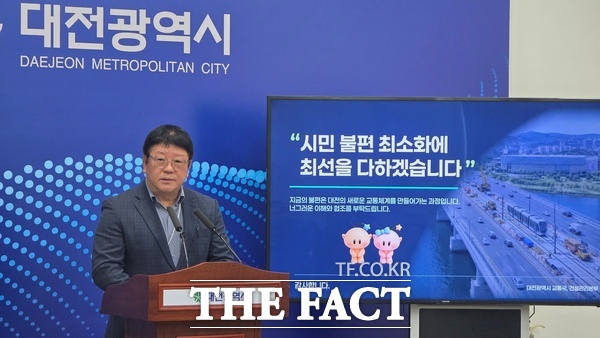 박승원 대전시 교통국장이 15일 브리핑에서 대덕대교 개축공사에 따른 교통 대책에 대해 발표하고 있다. /정예준 기자