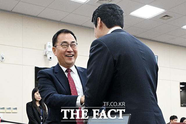 환한 미소로 인사 나누는 여야 간사.