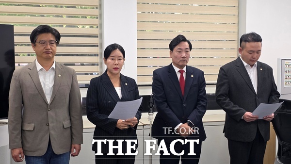 국민의힘 대덕구의회 의원들이 15일 대전시의회에서 기자회견을 열고 더불어민주당에 전·후반기 원구성 일괄 합의를 요청했다. 다만 민주당이 요구한 특정 의원 의장 후보 지명에 대해서는 강한 유감을 표명했다. /정예준 기자