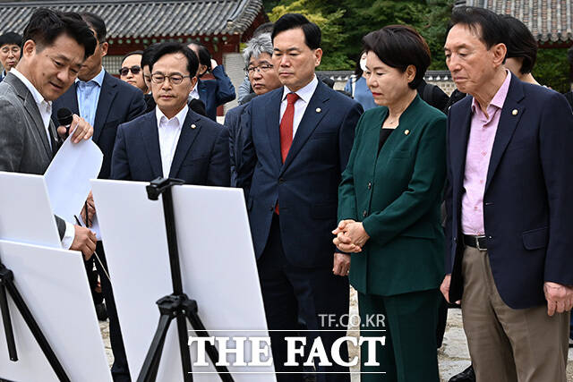 윤용근 의원, 김승수 의원, 조은희 간사, 김석기 의원이 설명을 듣고 있다.