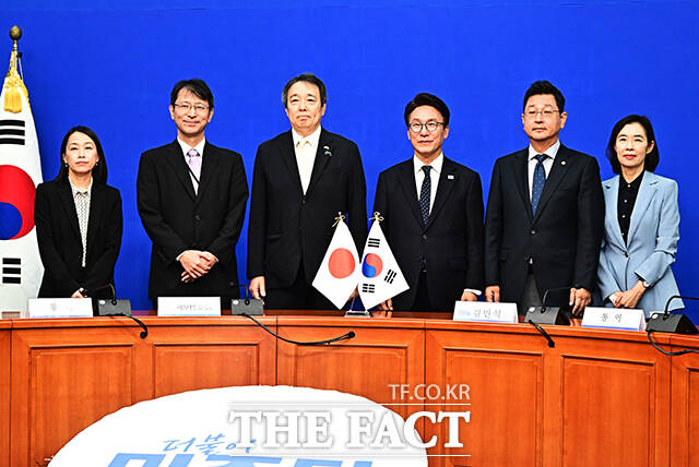 김민석 더불어민주당 대표가 15일 오전 서울 여의도 국회에서 미즈시마 고이치 주한일본대사(왼쪽)를 접견하며 기념사진 촬영을 하고 있다. /국회=배정한 기자