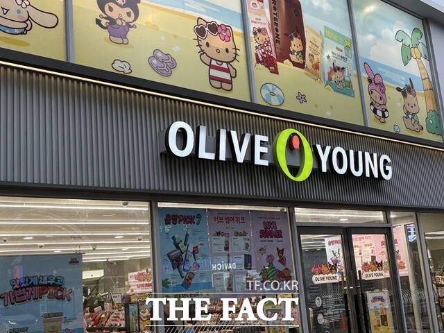 올리브영은 지난 1999년 11월 서울 강남구에 1호점인 신사점을 열고, 국내 H&B 스토어 시장의 첫발을 내디뎠다. 이후 화장품과 건강기능식품에 집중하며 매해 최대 실적을 거두고 있고, 올해는 연 매출 7조원 달성도 바라보고 있다. /더팩트DB