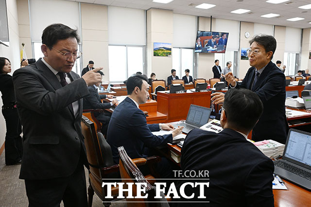 국회 기후에너지환경노동위원회 야당 간사인 김형동 국민의힘 의원(왼쪽)이 퇴장하는 가운데 여당 간사인 최기상 더불어민주당 의원이 대화를 시도하고 있다.