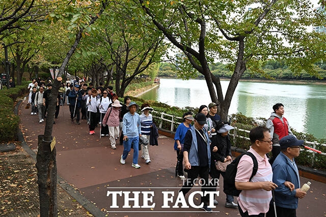 이날 서강석 송파구청장을 비롯한 참석자들이 산책 출발에 앞서 포즈를 취하고 있다.