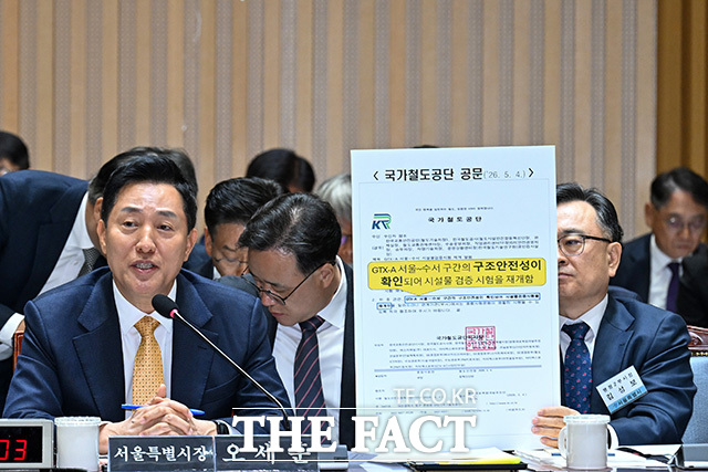 국회 행정안전위원회 서울시 국정감사에서 한강버스 선박 제조업체의 리베이트 의혹과 적자 보전 문제, 서울시 집값 상승 원인을 놓고 난타전이 벌어졌다. 오세훈 서울시장이 15일 오전 서울 중구 서울특별시청에서 열린 국회 행정안전위원회의 국정감사에 참석해 수도권광역급행철도(GTX)-A 삼성역 철근 누락 사고 경과를 설명하고 있다. /송호영 기자
