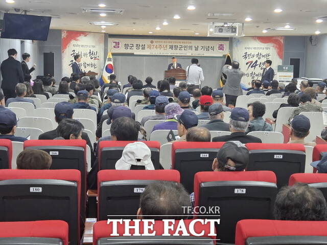 15일 열린 제74주년 재향군인의 날 기념식에서 진정원 천안시재향군인회장이 기념사를 하고 있다. /정효기 기자