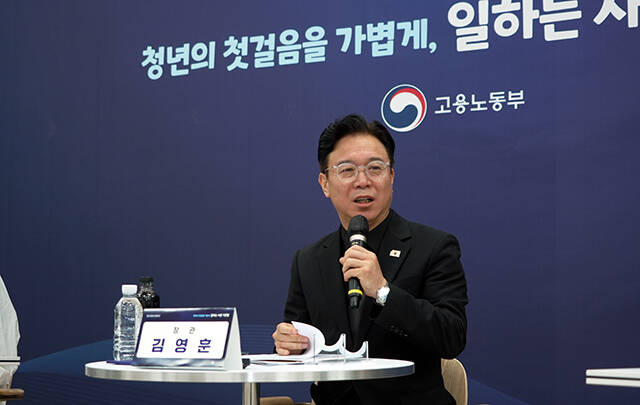 15일 서울고용노동청에서 열린 청년 프리랜서 오픈마이크에서 김영훈 고용노동부 장관이 발언하고 있다./고용노동부