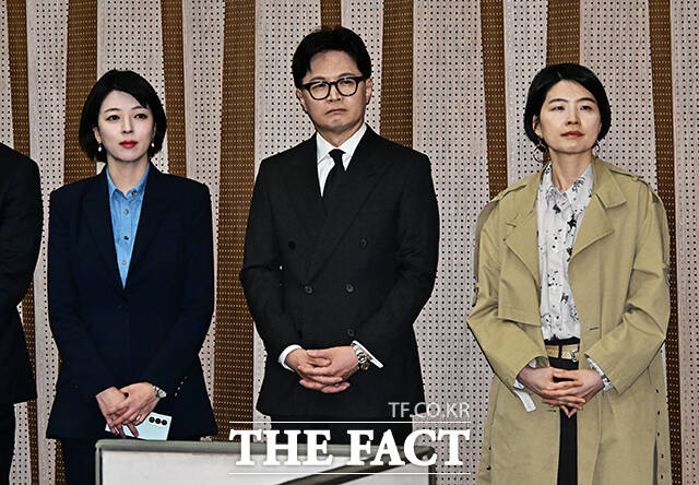 당 일각에서 조기 전당대회 가능성까지 제기되면서 차기 지도부 구성과 당권 주자들의 향후 행보를 둘러싼 여러 관측이 나오고 있다. 사진은 한동훈 전 국민의힘 대표와 배현진 의원이 지난 3월 20일 오후 서울 여의도 국회 소통관에서 열린 김종혁 전 최고위원의 가처분 승소 관련 기자회견에 참석하고 있는 모습. /배정한 기자