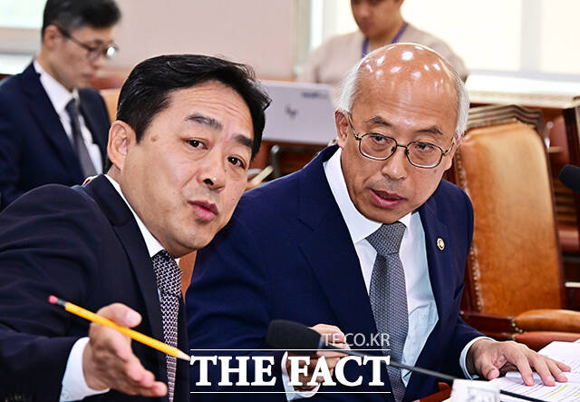 조원철 법제처장이 15일 오전 서울 여의도 국회 법제사법위원회에서 열린 법제처에 대한 국정감사에 출석해 질의에 답변을 하고 있다. /국회=배정한 기자
