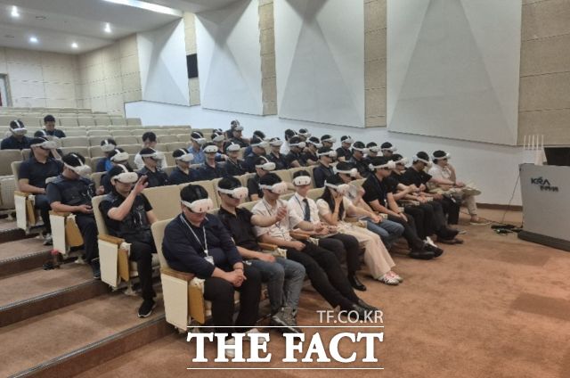 렛츠런파크 부산경남 임직원이 VR 교육을 받고 있다. /렛츠런파크 부산경남