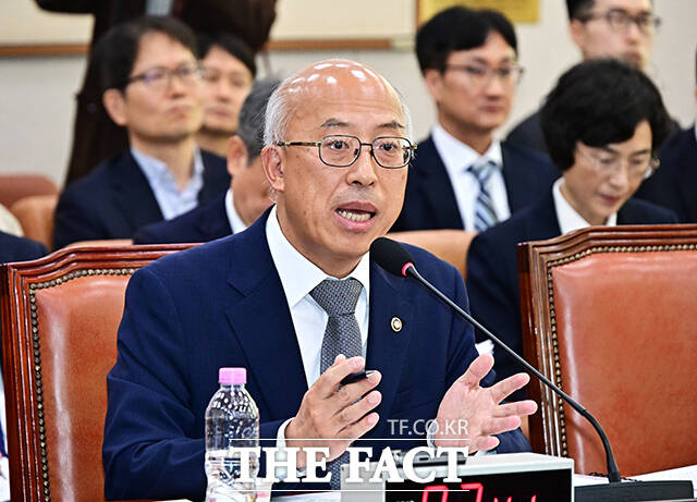 조원철 법제처장이 15일 오전 서울 여의도 국회 법제사법위원회에서 열린 법제처에 대한 국정감사에 출석해 질의에 답변을 하고 있다. /국회=배정한 기자