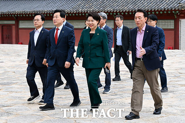 윤용근 의원, 김승수 의원, 조은희 간사, 김석기 의원이 설명을 듣고 있다.