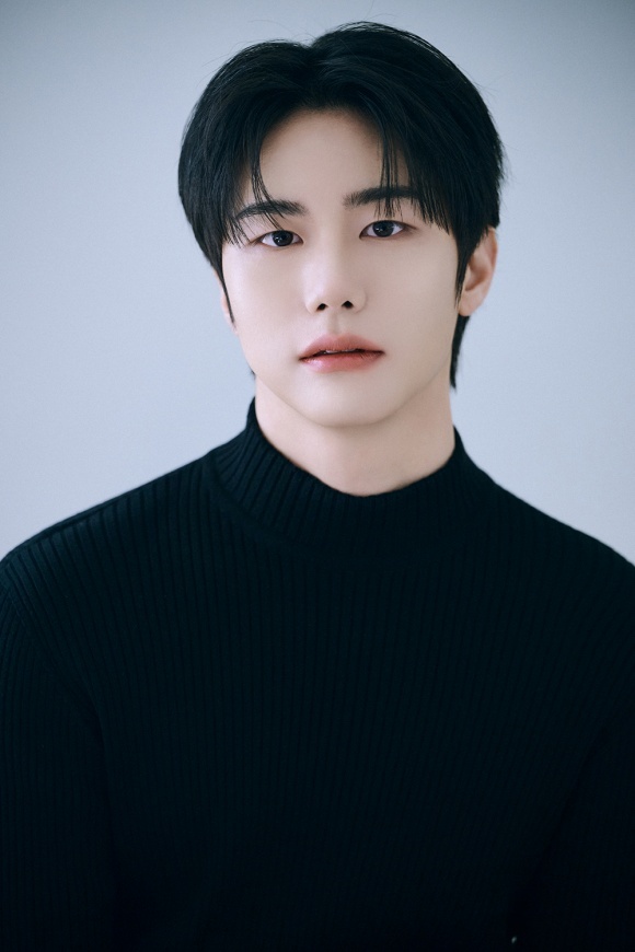 그룹 빅톤 멤버 강승식이 빅스테이지컴퍼니와 전속계약을 체결하며 가수 겸 뮤지컬배우로서 활발한 활동에 나선다. /빅스테이지컴퍼니