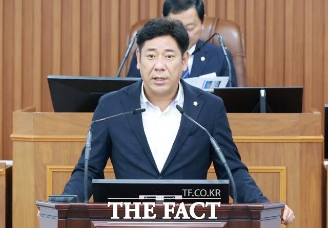 이태모 논산시의회 의원이 15일 시의회 제276회 임시회 제1차본회의에서 5분 자유발언을 하고 있다. /논산시의회