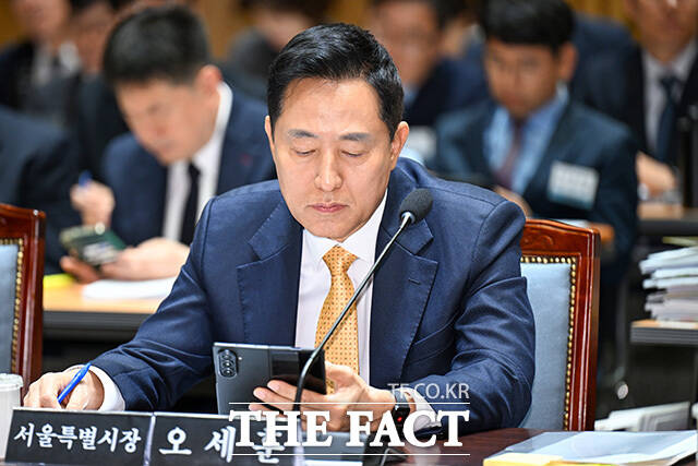 오세훈 서울시장이 선서를 하고 있다.