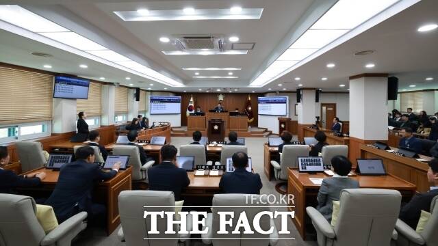 논산시의회가 15일 본회의장에서 제276회 임시회를 열고 오는 21일까지 7일간의 의정활동에 들어갔다. /논산시의회