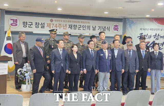 제74주년 재향군인의날 기념식에서 주요 참석자들이 함께 기념사진을 촬영하고 있다. /정효기 기자