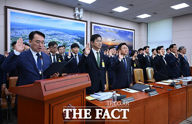 이헌욱 한국부동산원장이 증인 선서를 하고 있다.