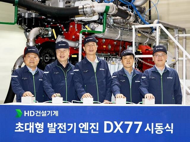 HD건설기계가 군산 캠퍼스에서 DX77 발전용 디젤 엔진 시동식을 진행했다. (사진 중앙 HD건설기계 문재영 사장). /HD건설기계