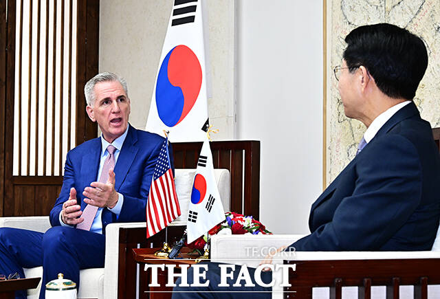 조정식 국회의장(왼쪽 네번째)이 15일 오후 서울 여의도 국회에서 케빈 매카시 전 미국 하원의장(가운데)을 접견하며 기념사진 촬영을 하고 있다. /국회=배정한 기자