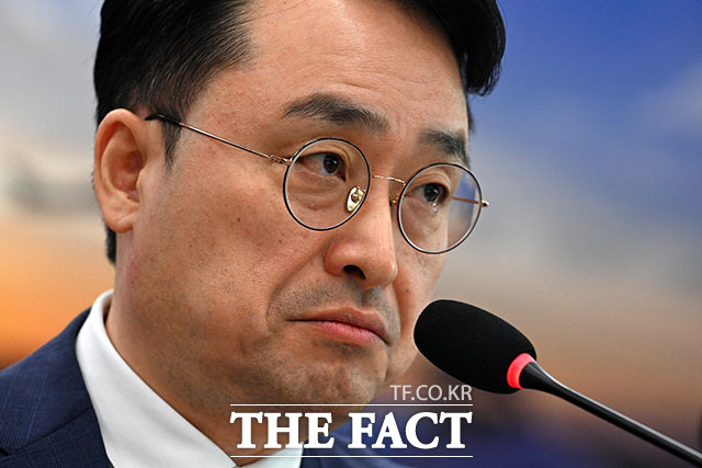 생각에 잠긴 이헌욱 한국부동산원장.