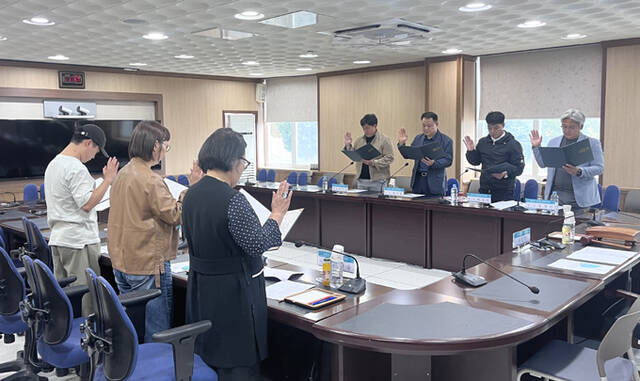 울릉군이 의정비심의위원회를 열고 2027년도 울릉군의회 의원 의정비와 월정수당 조정에 앞서 선서를 하고 있다. /울릉군
