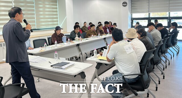 강진군이 농어촌기본소득 시범사업에 대비한 설명회를 진행하고 있다. /강진군
