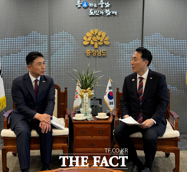 박수현 충남지사가 15일 충남도청에서 이남오 전남 함평군수와 천안 종축장 조기 이전을 위한 협력 방안을 논의하고 있다. /오희룡 기자