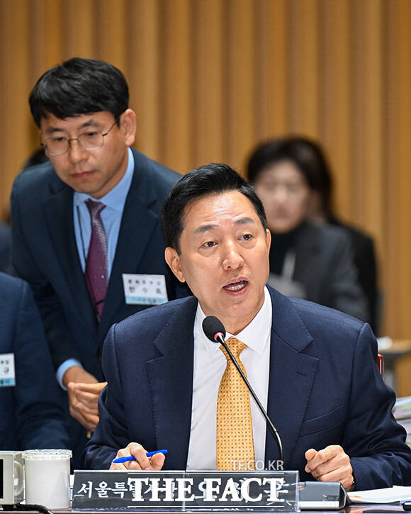 오세훈 서울시장이 선서를 하고 있다.