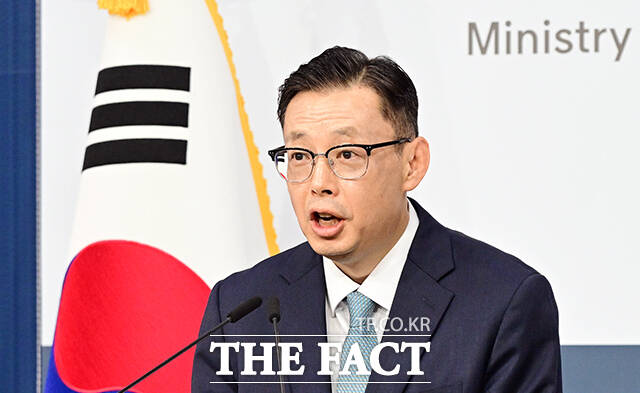 박두순 외교부 대변인이 15일 오후 서울 종로구 외교부에서 현안 관련 정례브리핑을 갖고 있다. /임영무 기자