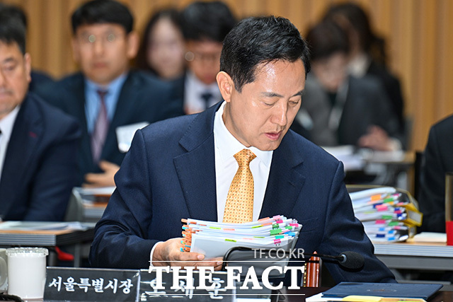 오세훈 서울시장이 선서를 하고 있다.