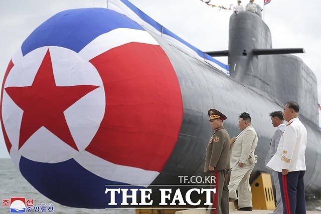북한이 공개한 사진에서는 3000톤(t)급 전술핵공격잠수함 김군옥영웅함으로 추정되는 모습도 포착됐다. 사진은 2023년 9월 김정은 북한 국무위원장이 북한의 미상 장소에서 신형 핵공격잠수함 '김군옥영웅함'이라고 주장하는 잠수함을 살펴보고 있는 모습이다. /AP. 뉴시스.