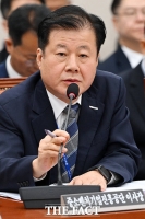  의원 질의에 답하는 강석진 중진공 이사장 [포토]