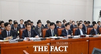  국정감사 출석해 의원 질의 듣는 중기부 산하 기관장들 [포토]