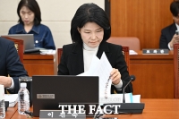  국감 출석해 자료 살펴보는 이진숙 의원 [포토]