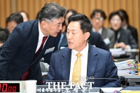  박찬구 정무부시장과 대화하는 오세훈 서울시장 [포토]