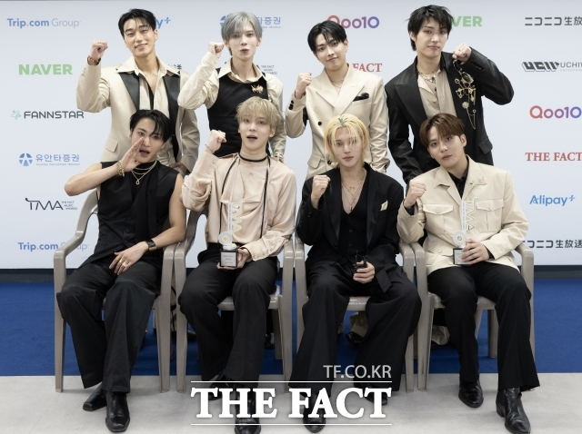 <더팩트>가 주최하고 팬앤스타와 UCW가 주관하는 ‘2026 더팩트 뮤직 어워즈(2026 THE FACT MUSIC AWARDS, TMA)’가 19일 오후 부산 연제구 부산아시아드주경기장에서 열린 가운데 그룹 에이티즈(ATEEZ)가 인터뷰에 앞서 포즈를 취하고 있다. /박상민 기자